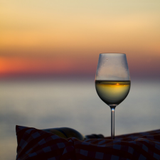 Taça vinho branco com por do sol